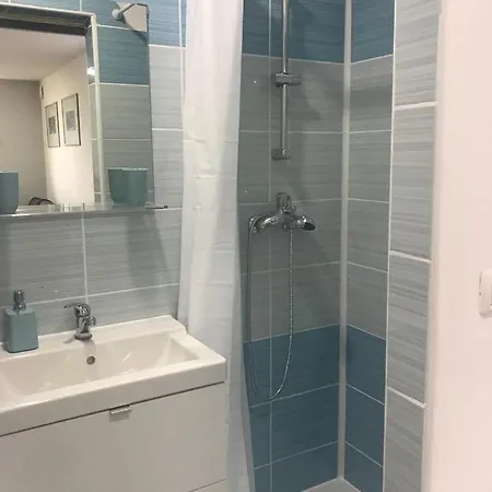 With Free Parking Garage In Center Apartman
