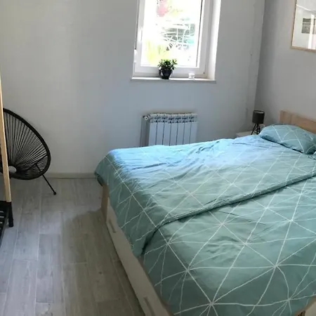 With Free Parking Garage In Center Apartman